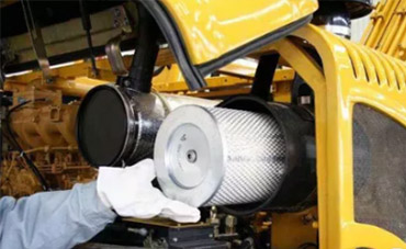 小型挖掘機---更換空氣濾芯